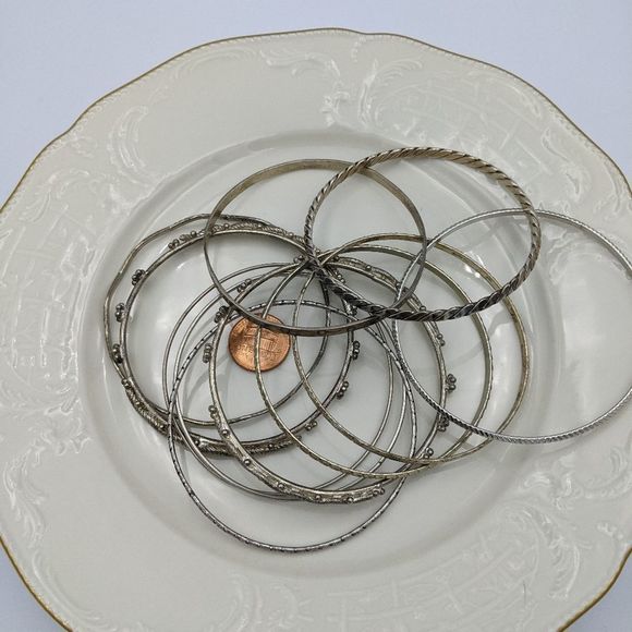 ✨3 for 25 ✨Lot of 11 Silver Tone Textured Bangles - Picture 8 of 10